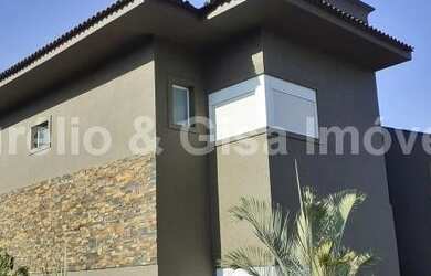 Imagem: A casa possui 4 Dormitórios, 4 Banheiros, 4 Vagas na garagem