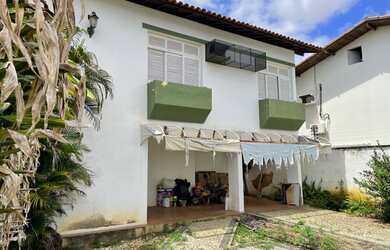 Imagem: A casa possui 4 Dormitórios, 5 Banheiros, 4 Vagas na garagem