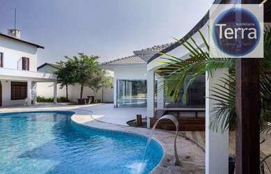 Imagem: A casa em condomínio possui 5 Dormitórios, 5 Banheiros, 5