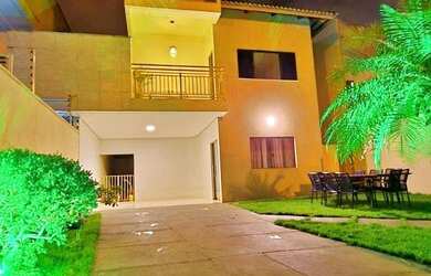 Imagem: A casa possui 3 Dormitórios, 2 Banheiros, 3 Vagas na garagem