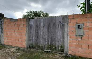 Imagem: A casa possui 2 Dormitórios, 2 Banheiros, 2 Vagas na garagem