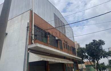 Imagem: O depósito possui 5 Vagas na garagem e 480m² de Área e está