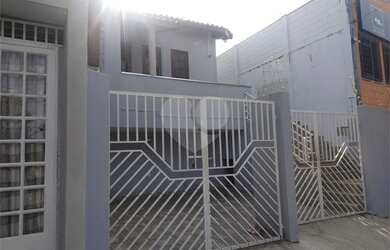 Imagem: A casa possui 3 Dormitórios, 2 Banheiros, 2 Vagas na garagem