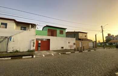 Imagem: A casa possui 4 Dormitórios, 3 Banheiros, 5 Vagas na garagem