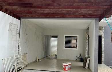 Imagem: A casa possui 3 Dormitórios, 2 Banheiros e 3 Vagas na garagem