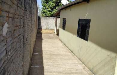 Imagem: A casa possui 2 Dormitórios e 1 Banheiro e está localizado