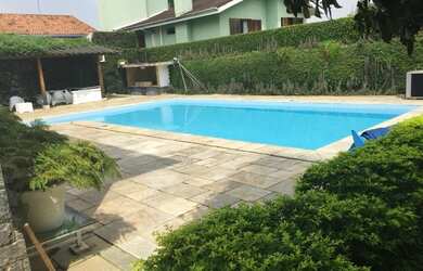 Imagem: A casa possui 3 Dormitórios, 4 Banheiros, 5 Vagas na garagem