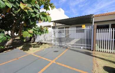 Imagem: A casa possui 2 Dormitórios, 1 Banheiro, 1 Vaga na garagem