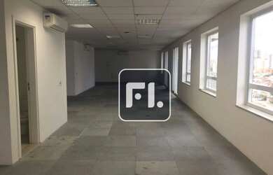 Imagem: O depósito possui 3 Vagas na garagem, 127m² de Área e está