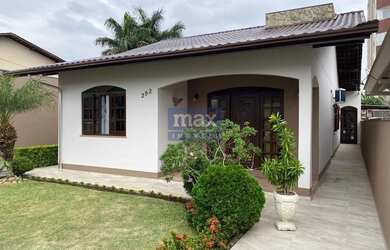 Imagem: A casa possui 3 Dormitórios, 2 Banheiros, 3 Vagas na garagem