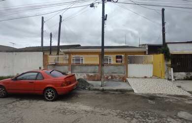 Imagem: A casa possui 3 Dormitórios, 1 Banheiro, 1 Vaga na garagem