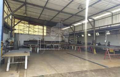 Imagem: O depósito possui 5 Vagas na garagem, 474m² de Área e está