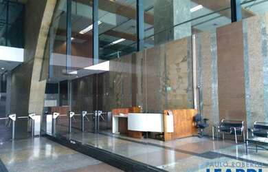 Imagem: O depósito possui 5 Vagas na garagem, 395m² de Área e está