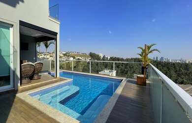 Imagem: A casa em condomínio possui 4 Dormitórios, 5 Banheiros, 5