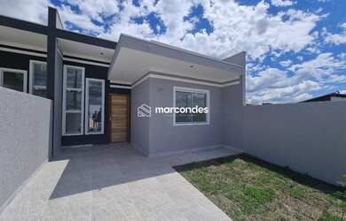 Imagem: A casa possui 3 Dormitórios, 2 Banheiros, 2 Vagas na garagem