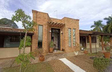 Imagem: A casa em condomínio possui 4 Dormitórios, 1 Banheiro, 180m²