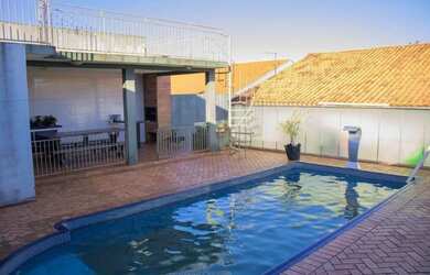 Imagem: A casa possui 3 Dormitórios, 3 Banheiros, 2 Vagas na garagem