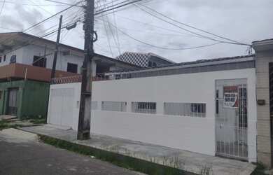 Imagem: A casa possui 2 Dormitórios, 1 Banheiro, 2 Vagas na garagem