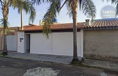 Imagem: A casa possui 3 Dormitórios, 2 Banheiros, 2 Vagas na garagem