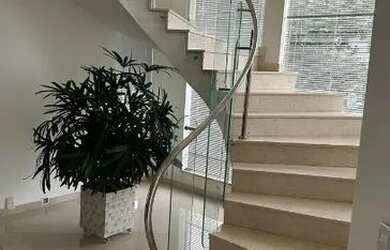 Imagem: A casa em condomínio possui 4 Dormitórios, 5 Banheiros, 2