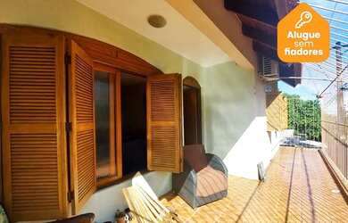 Imagem: A casa possui 3 Dormitórios, 1 Banheiro, 3 Vagas na garagem