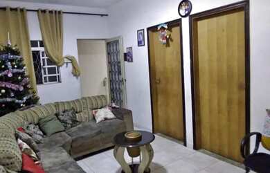 Imagem: A casa possui 2 Dormitórios, 1 Banheiro, 1 Vaga na garagem