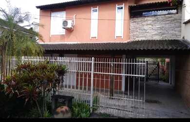 Imagem: A casa possui 3 Dormitórios, 1 Banheiro, 2 Vagas na garagem