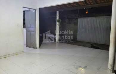 Imagem: A casa possui 4 Dormitórios, 2 Banheiros e 2 Vagas na garagem