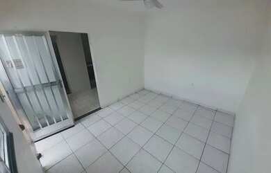 Imagem: O apartamento possui 1 Dormitório, 1 Banheiro, 1 Vaga na garagem