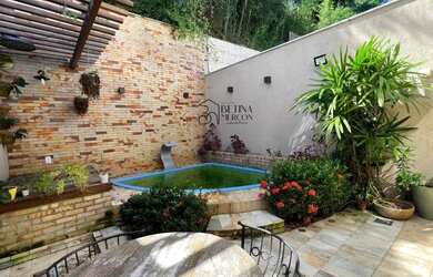 Imagem: A casa possui 4 Dormitórios, 3 Banheiros, 1 Vaga na garagem