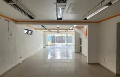 Imagem: A casa possui 1 Dormitório, 2 Banheiros, 4 Vagas na garagem