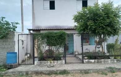 Imagem: A casa possui 4 Dormitórios, 2 Banheiros, 5 Vagas na garagem