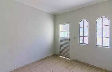 Imagem 2: Casa com 2 dormitórios à venda por R$ 270.000 na Vila Picinin