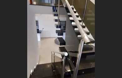 Imagem: A casa possui 4 Dormitórios, 4 Banheiros, 3 Vagas na garagem