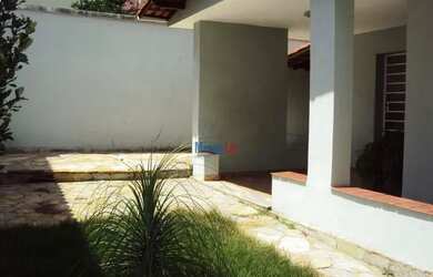 Imagem: A casa possui 3 Dormitórios, 2 Banheiros, 4 Vagas na garagem