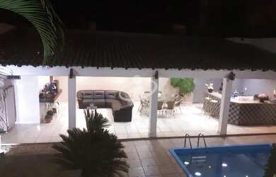 Imagem: A casa possui 4 Dormitórios, 3 Banheiros, 4 Vagas na garagem