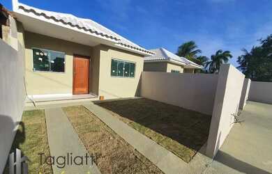 Imagem: A casa possui 2 Dormitórios, 2 Banheiros, 1 Vaga na garagem