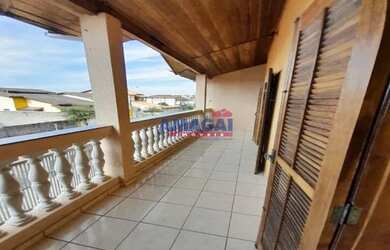 Imagem: A casa possui 4 Dormitórios, 3 Banheiros, 4 Vagas na garagem