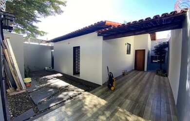 Imagem: A casa possui 3 Dormitórios, 2 Banheiros, 3 Vagas na garagem