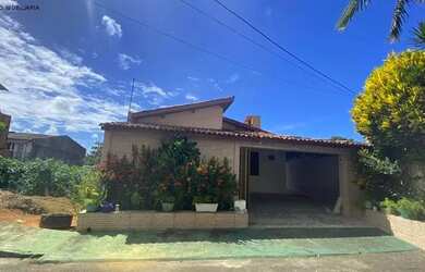 Imagem: A casa possui 2 Dormitórios, 2 Banheiros, 3 Vagas na garagem