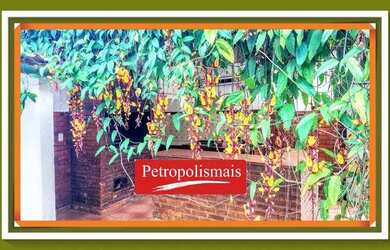 Imagem: A casa possui 4 Dormitórios, 2 Banheiros, 3 Vagas na garagem