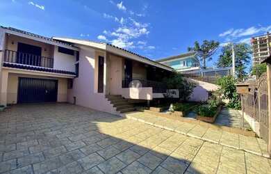 Imagem: A casa possui 3 Dormitórios, 3 Banheiros, 4 Vagas na garagem