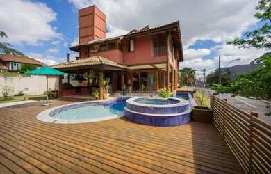 Imagem: A casa em condomínio possui 4 Dormitórios, 5 Banheiros, 5