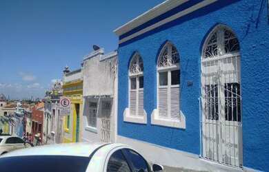 Imagem: A casa possui 4 Dormitórios, 2 Banheiros, 5 Vagas na garagem