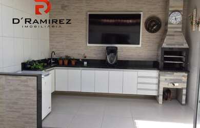 Imagem: A casa possui 2 Dormitórios, 2 Banheiros, 2 Vagas na garagem