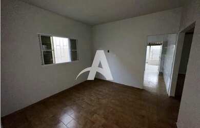 Imagem: A casa possui 3 Dormitórios, 1 Banheiro, 1 Vaga na garagem