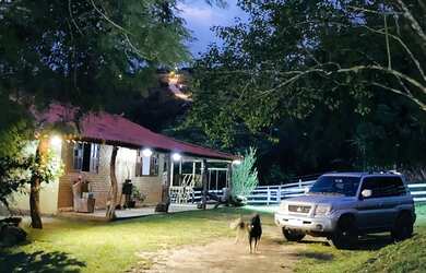 Imagem: A casa possui 3 Dormitórios, 2 Banheiros, 5 Vagas na garagem