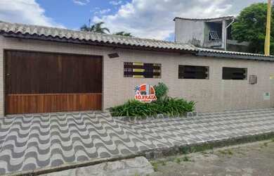 Imagem: A casa possui 3 Dormitórios, 2 Banheiros, 5 Vagas na garagem