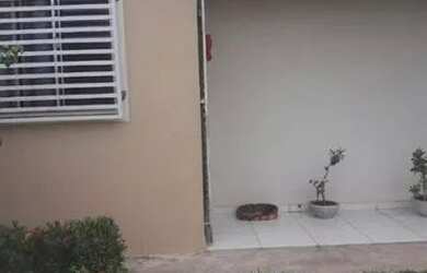 Imagem: A casa possui 2 Dormitórios, 1 Banheiro, 2 Vagas na garagem