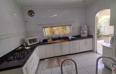 Imagem: A casa possui 3 Dormitórios, 4 Banheiros, 4 Vagas na garagem